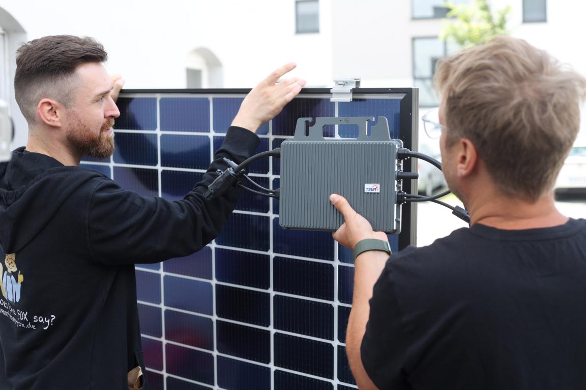Der Wechselrichter des SOlakon Balkonkraftwerks wird an den Solarmodulen mit einer Halterung angebracht.